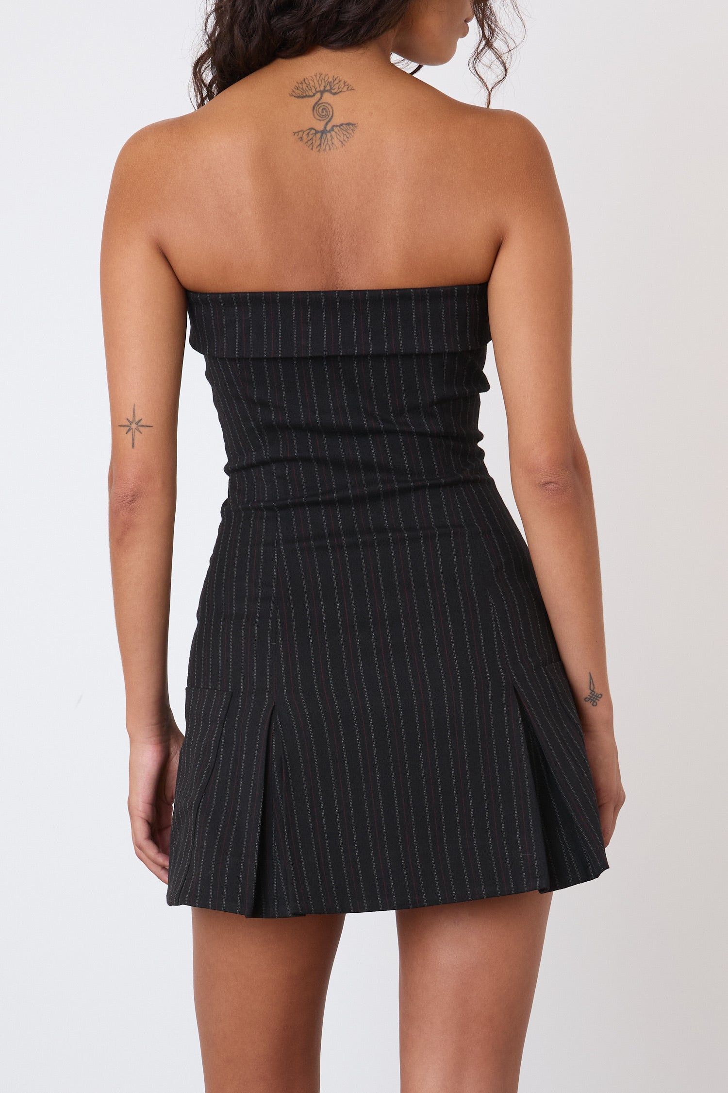The Bardot Dress, Lead